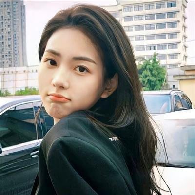 泳池里的女人